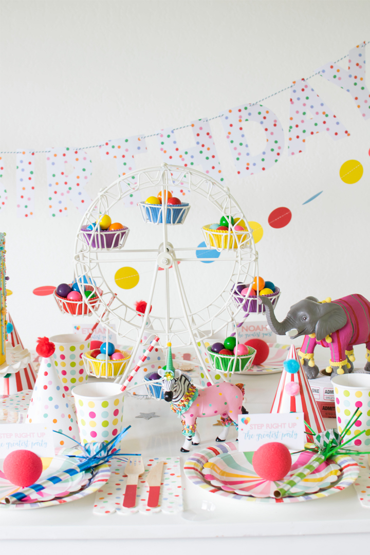 Place Setting and Ferris Wheel from Circus Animal Parade Party styled by Twinkle Twinkle Little Party | KikiBoxes | Black Twine